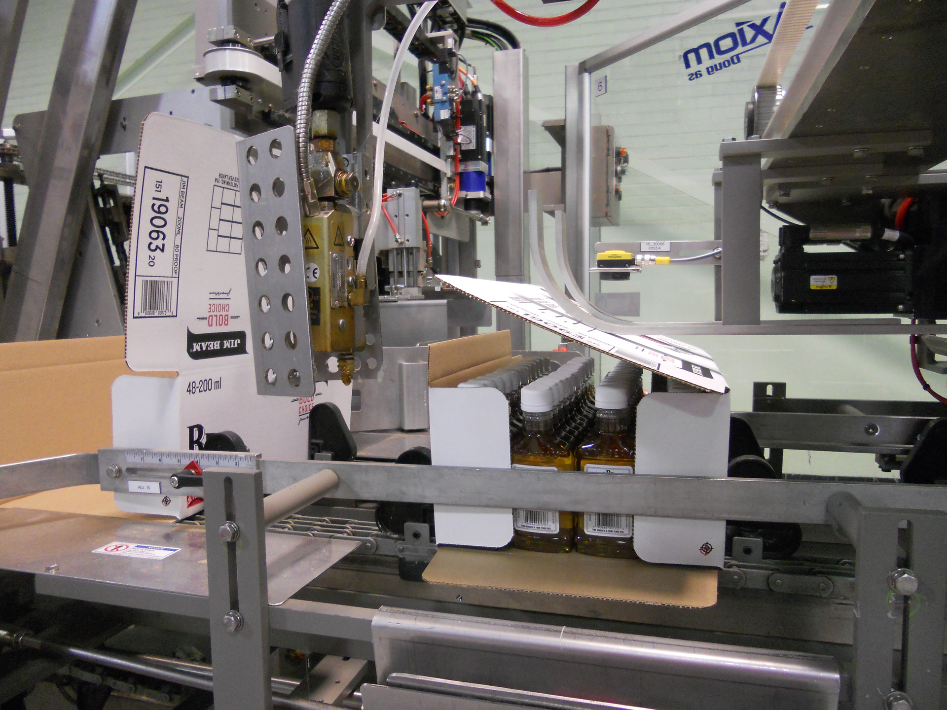 Servo-driven case packer