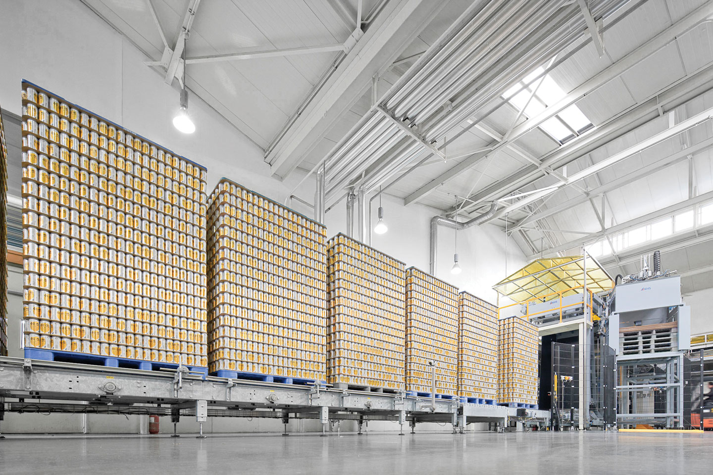A specially designed pallet conveyor has been designed to handle a high volume of pallets and supply enough cans for a complete production shift.