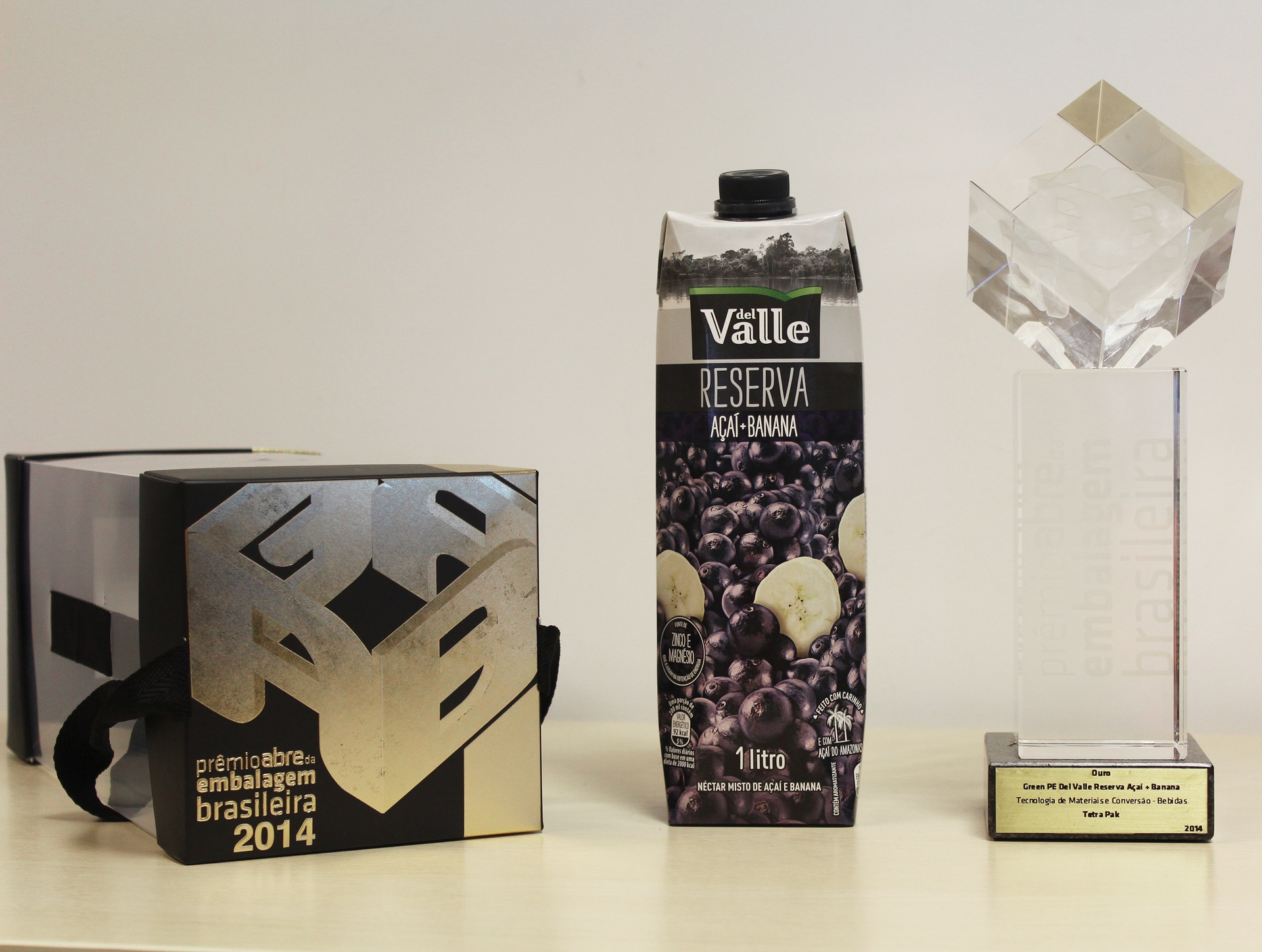 Pw 74184 Worldpressonline Coca Colas Del Valle Reserva Juice In A Tetra Prisma Aseptic Package