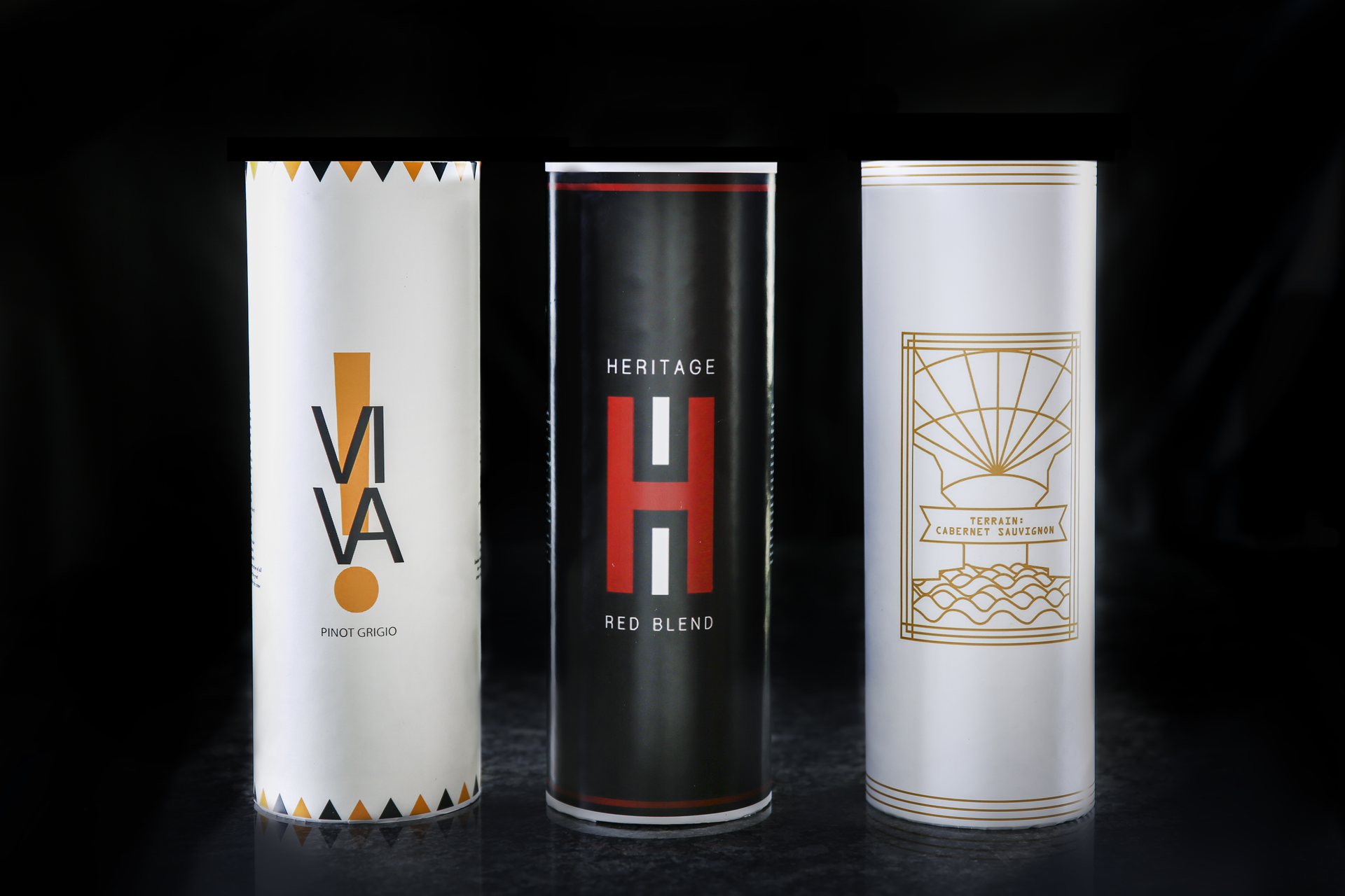 The Sylo is constructed of an outer recycled paperboard cylinder, within which is a flexible pouch that holds the wine.