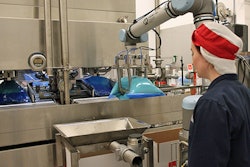 After grabbing foodservice-style bags of vanilla cream product from the filling system, the cobot inserts the product one bag at a time into cases. The payback time of the investment in the cobot is about six months, says Johan Linné, site manager.