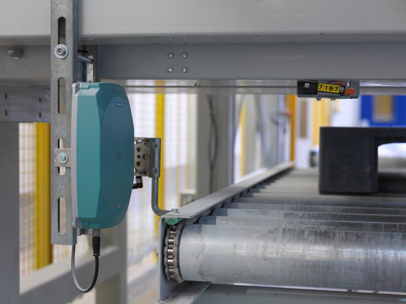 The reader, with its integrated antenna, reads the RFID tag information and forwards it via the ASM 456 communication module to the controllers that manage the subsequent processes. Photo courtesy of Siemens.