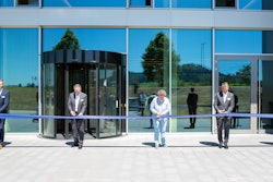 Alex Eder, Guido Spix, Beate Ullrich, Christian Traumann, and Stephan Thomae at the opening of the Multivac Training & Application Center for Slicing & Automation.