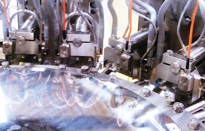 The sealing bars of the rotary packaging machine are equipped with SealScope sensors that detect product in seals, wrinkles and folds that cause leaking packages.