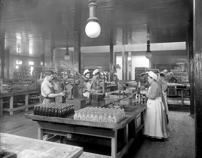 Corking tables at H.J. Heinz Company, 1901. Courtesy of H.J. Heinz Company Photographs, Detre Library & Archives, Senator John Heinz History Center.
