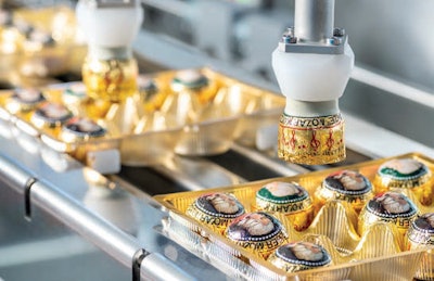 The pick-and-place robots rotate the products so the Mozart portraits are perfectly aligned.