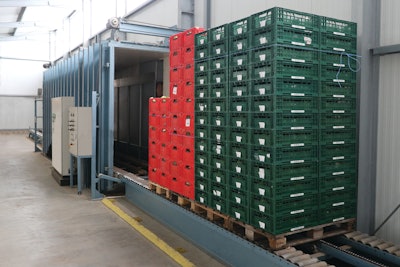 The vacuum chamber has space for 11 pallets, which can be loaded up to almost 3 m high.