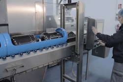 The cylindrical shape of the PET kegs adapts well to the processing chamber of the Hiperbaric HPP in-pack units.