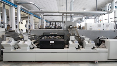 The Master DM5 not only features both flexo and digital ink jet printing, it also offers priming, lamination, hot- or cold-foil embellishment, and rotary die cutting.
