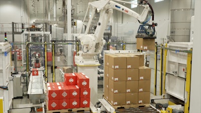 The palletizing EOAT is a vacuum-based foam area gripper designed by VMRA specifically to meet the needs of the application. With a single tool, the palletizing robot is able to accommodate single and multi-product picks to maintain optimal throughput.