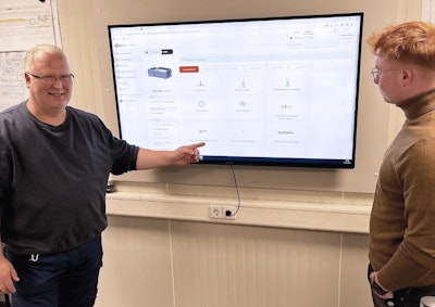 Johannes Kohne, technical manager for Emsland Frischgeflügel, keeps an eye on the performance data of all vacuum pumps from the large screen in his office.