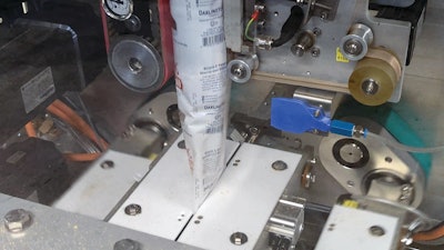 Closing jaws on the vertical form/fill/seal