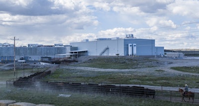With Riverbend Meats built adjacent to Riverbend Ranch’s feedlots, cattle are herded directly to the building rather than having to be loaded on a truck and driven hundreds of miles.