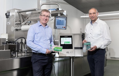 With special LEIBINGER inks, the recyclable food packaging from SÜDPACK can be marked and then sterilized. Johann Gihr, Business Development & Innovation Management at SÜDPACK (right), and Michael Wöhrmann, Director Business Development at LEIBINGER, are pleased with the successful outcome of their joint project.