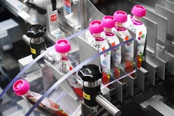 When eight pouches are in the flights of the lamella chain, all eight are pushed into a forming cassette where the case is formed around them.