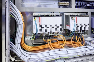 The AM8000 servomotors in the machine are controlled via the AX8000 multi-axis servo system.