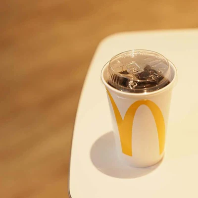 The lid transition contributes to an overall annual reduction of 6,600 tons of virgin plastic in Japan.