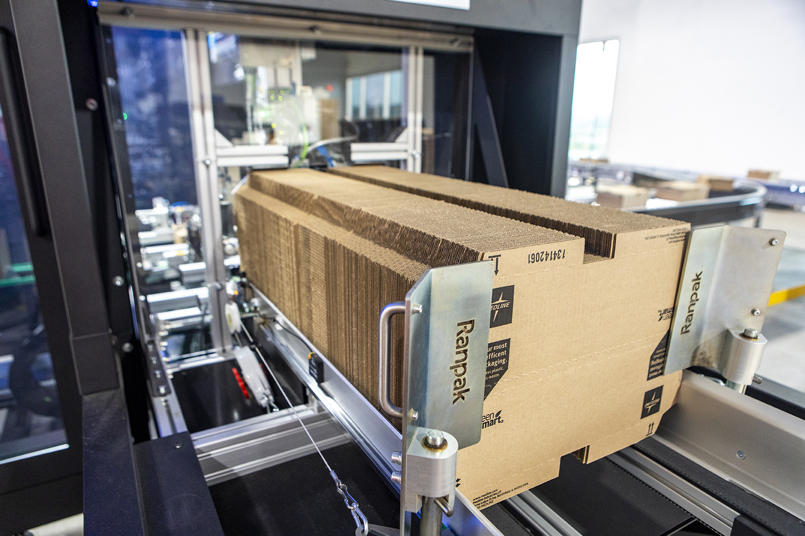 Form'it! automated case erector forms and seals corrugated boxes from flat blanks to deliver consistent, ready-to-pack cartons at high speed.