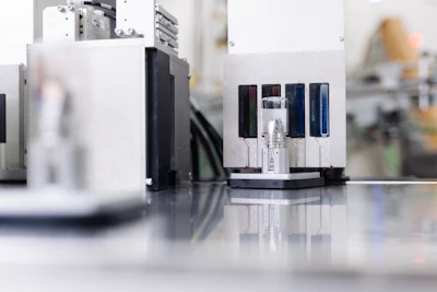 XPlanar movers can float and fly with 6 degrees of freedom, so containers are moved optimally around the printheads for high-quality labeling.